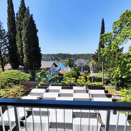 Villa Nada: Beachside Oasis with Sauna and Hot Tubs Omisalj Exterior photo