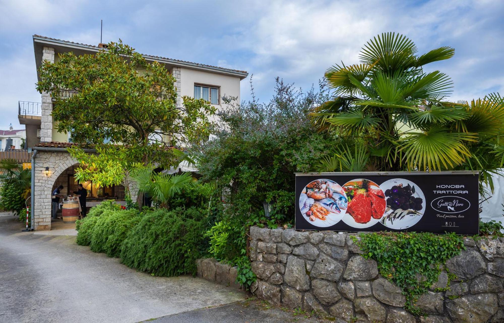 Nada: Beachside Oasis With Sauna And Hot Tubs Villa *